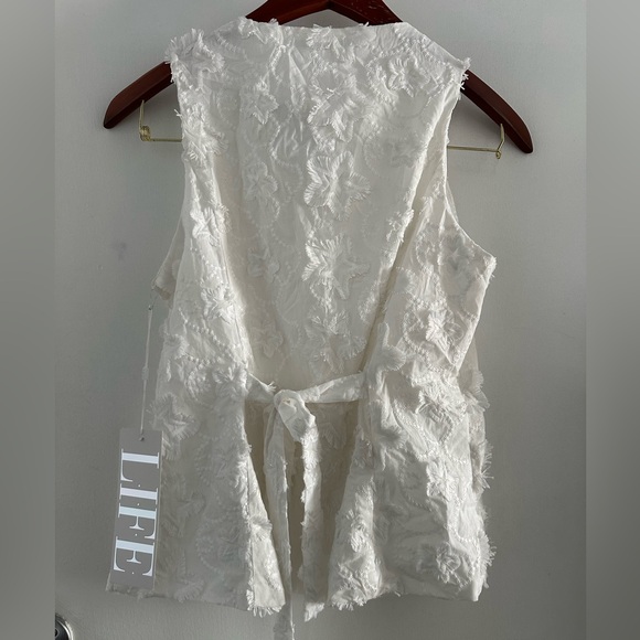 🌻 Sleeveless Embroidered Button-Up Blouse🌻 - Picture 7 of 7